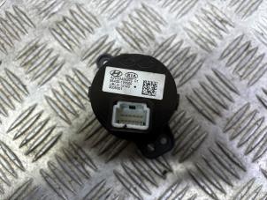 Ignition lock + computer from a Kia Rio III (UB) 1.1 CRDi VGT 12V 2012