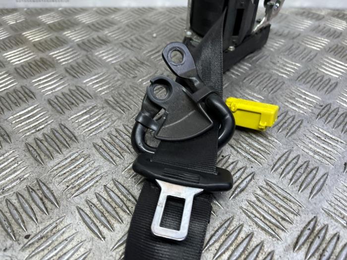 Front seatbelt, right from a Volkswagen Eos (1F7/F8) 1.6 FSI 16V 2007