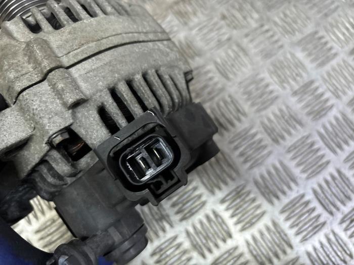 Dynamo van een Hyundai i20 1.6 CRDi 16V VGT 2009