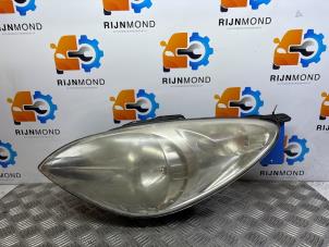 Used Headlight, left Hyundai i20 1.6 CRDi 16V VGT Price on request offered by Autodemontage Rijnmond BV