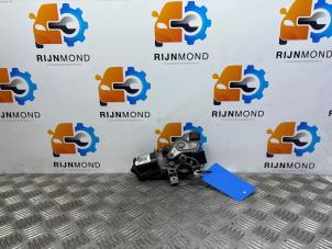 Used Front wiper motor Renault Clio III (BR/CR) 1.5 dCi 105 FAP Price on request offered by Autodemontage Rijnmond BV