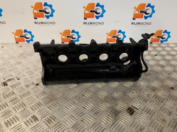 Ventildeckel van een Opel Zafira (M75) 1.7 CDTi 16V 2012