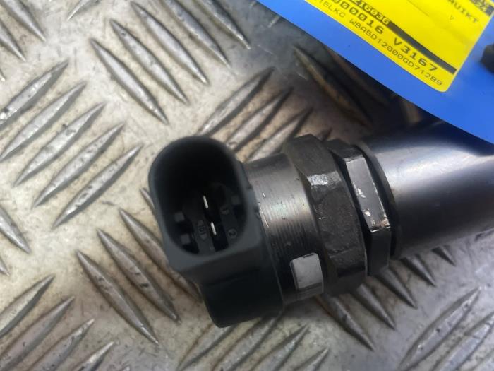 Fuel injector nozzle from a BMW 5 serie (F10) 530d 24V Blue Performance 2015