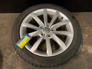 Usagé Jante + pneu d'hiver Volkswagen Golf VII (AUA) 1.6 TDI BlueMotion 16V Prix sur demande proposé par Autodemontage Rijnmond BV