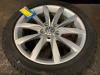 Jante + pneu d'hiver d'un Volkswagen Golf VII (AUA), 2012 / 2021 1.6 TDI BlueMotion 16V, Berline avec hayon arrière, Diesel, 1.598cc, 81kW (110pk), FWD, CXXB, 2014-12 / 2017-03 2016