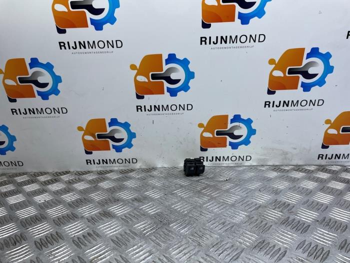Usados Interruptor de ventanilla eléctrica Renault Captur I (2R) 0.9 Energy TCE 12V Precio € 24,20 IVA incluido ofrecido por Autodemontage Rijnmond BV