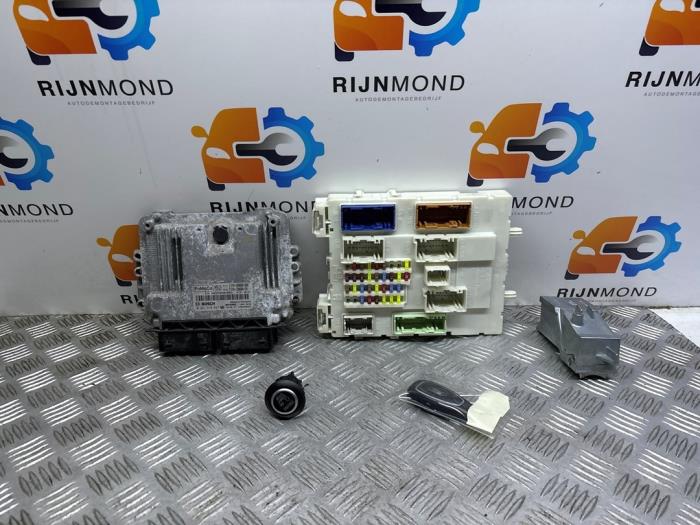 Used Ignition lock + computer Ford Focus 3 1.0 Ti-VCT EcoBoost 12V 125 Price on request offered by Autodemontage Rijnmond BV