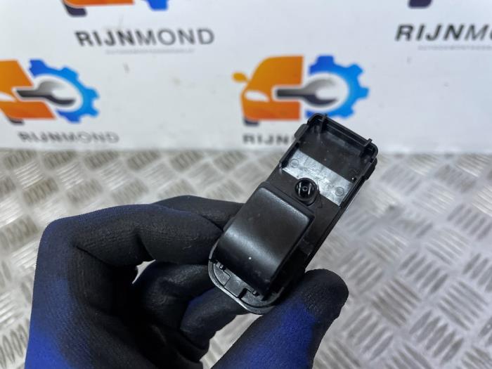 Usados Interruptor de ventanilla eléctrica Mazda CX-3 (DJ/DK) 2.0 SkyActiv-G 120 Precio € 12,10 IVA incluido ofrecido por Autodemontage Rijnmond BV