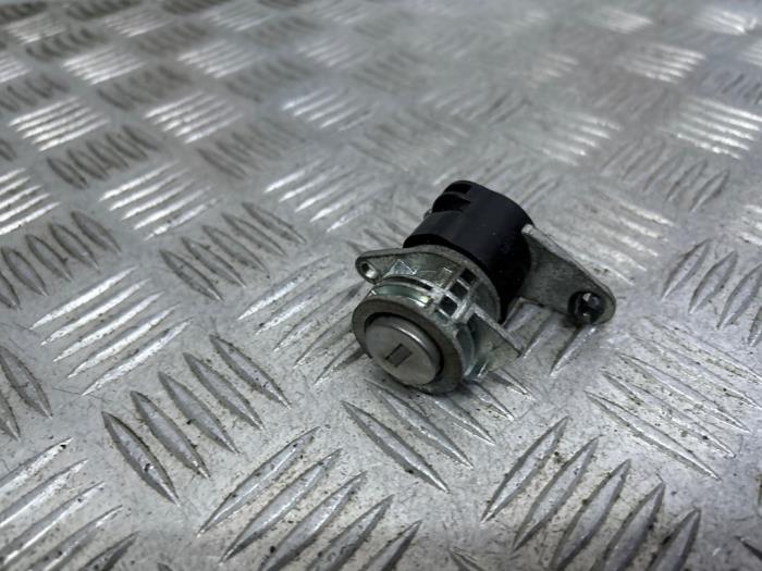 Ignition lock + computer from a Opel Combo 1.3 CDTI 16V ecoFlex 2015