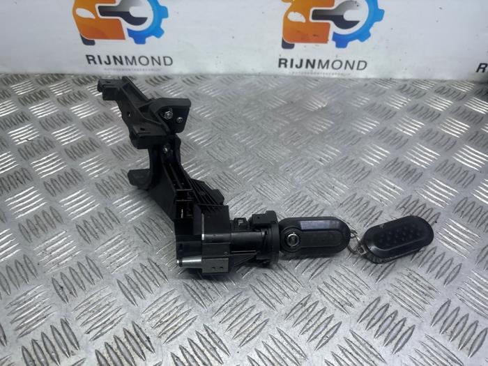 Ignition lock + computer from a Opel Combo 1.3 CDTI 16V ecoFlex 2015