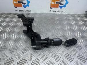 Ignition lock + computer from a Opel Combo 1.3 CDTI 16V ecoFlex 2015
