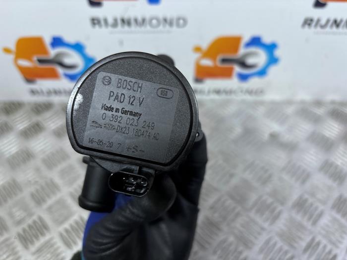 Begagnade Extra vattenpump Jaguar XE 2.0d 180 16V Pris på förfrågan erbjuds av Autodemontage Rijnmond BV