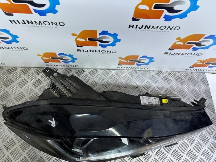 Używane Reflektor prawy Jaguar XE 2.0d 180 16V Cena € 907,50 Z VAT oferowane przez Autodemontage Rijnmond BV
