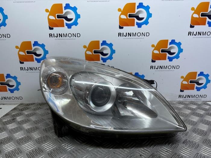 Używane Reflektor prawy Mercedes B (W245) 1.5 B-160 16V Cena € 121,00 Z VAT oferowane przez Autodemontage Rijnmond BV