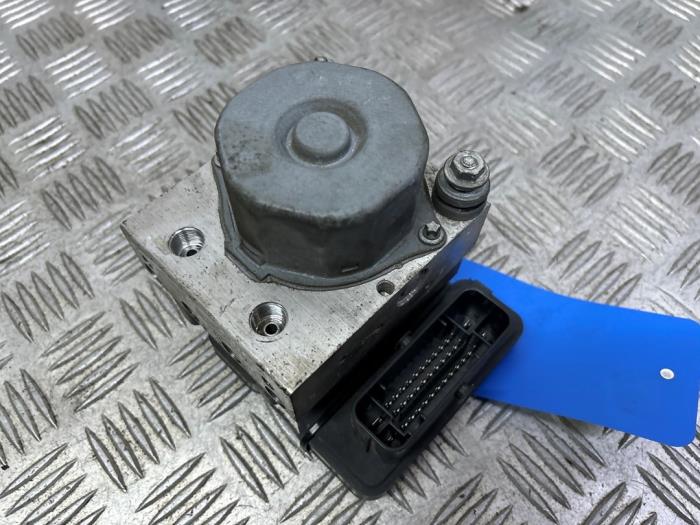 Begagnade ABS-pump Peugeot 108 1.0 12V Pris på förfrågan erbjuds av Autodemontage Rijnmond BV