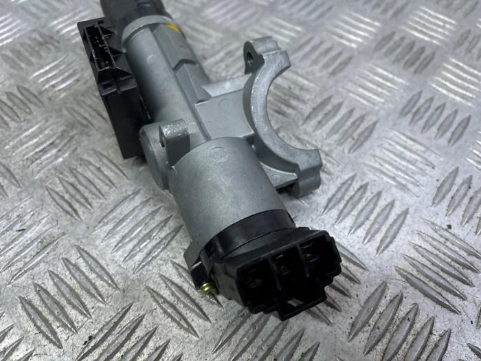 Ignition lock + computer from a Chevrolet Spark (M300) 1.0 16V Bifuel 2011