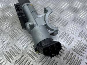 Ignition lock + computer from a Chevrolet Spark (M300) 1.0 16V Bifuel 2011