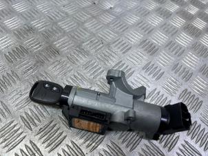 Ignition lock + computer from a Chevrolet Spark (M300) 1.0 16V Bifuel 2011