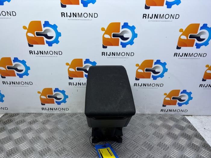 Begagnade Armstöd Volkswagen Polo VI (AW1) 1.0 MPI 12V Pris € 100,00 Marginaltabell erbjuds av Autodemontage Rijnmond BV