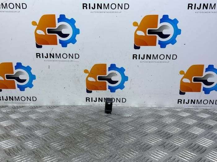 Usados Interruptor de ventanilla eléctrica Peugeot Partner (GC/GF/GG/GJ/GK) 1.6 HDI 90 Precio € 15,00 Norma de margen ofrecido por Autodemontage Rijnmond BV