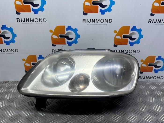 Używane Reflektor lewy Volkswagen Caddy III (2KA,2KH,2CA,2CH) 2.0 SDI Cena € 50,00 Procedura marży oferowane przez Autodemontage Rijnmond BV