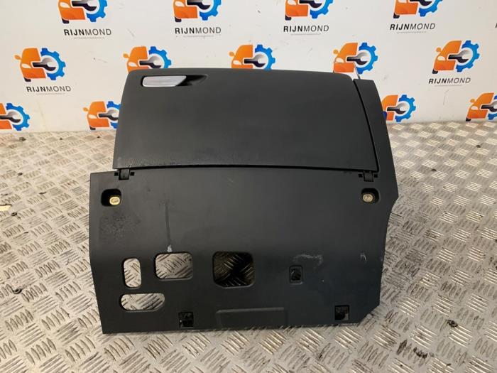 Begagnade Handskfack Audi A3 Limousine (8VS/8VM) 1.5 TFSI 16V Pris € 35,00 Marginaltabell erbjuds av Autodemontage Rijnmond BV