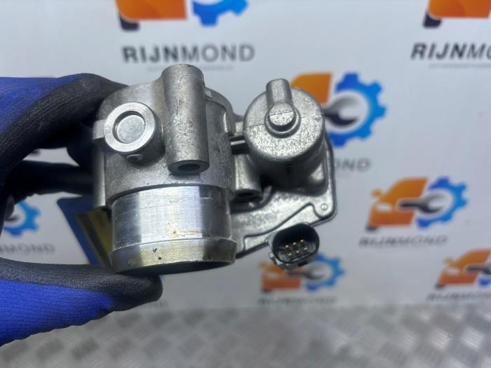 Gebrauchte Drosselklappengehäuse Ford Focus 3 1.0 Ti-VCT EcoBoost 12V 125 Preis € 9,00 Mit Mehrwertsteuer angeboten von Autodemontage Rijnmond BV