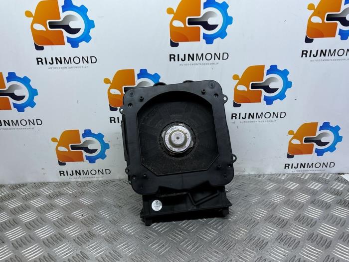 Używane Subwoofer BMW X1 (F48) xDrive 20d 2.0 16V Cena € 60,50 Z VAT oferowane przez Autodemontage Rijnmond BV