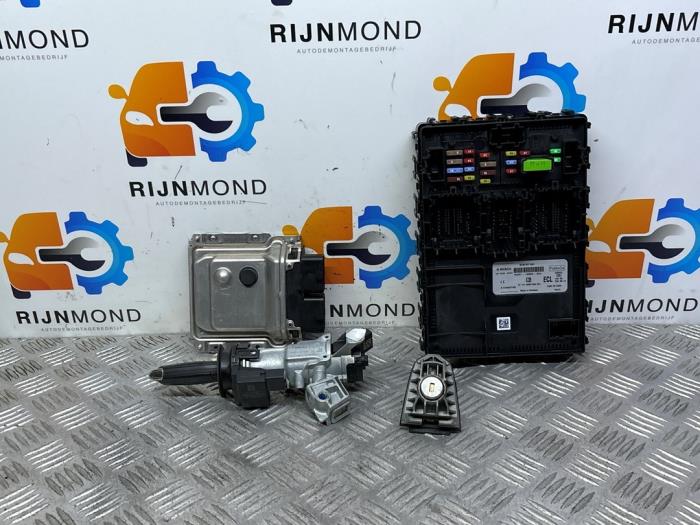 Used Ignition lock + computer Ford Fiesta 7 1.1 Ti-VCT 12V 85 Price on request offered by Autodemontage Rijnmond BV