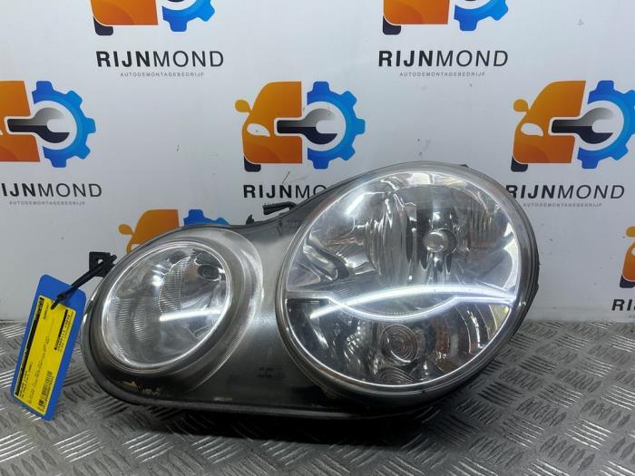Używane Reflektor lewy Volkswagen Polo IV (9N1/2/3) 1.2 12V Cena € 30,00 Procedura marży oferowane przez Autodemontage Rijnmond BV