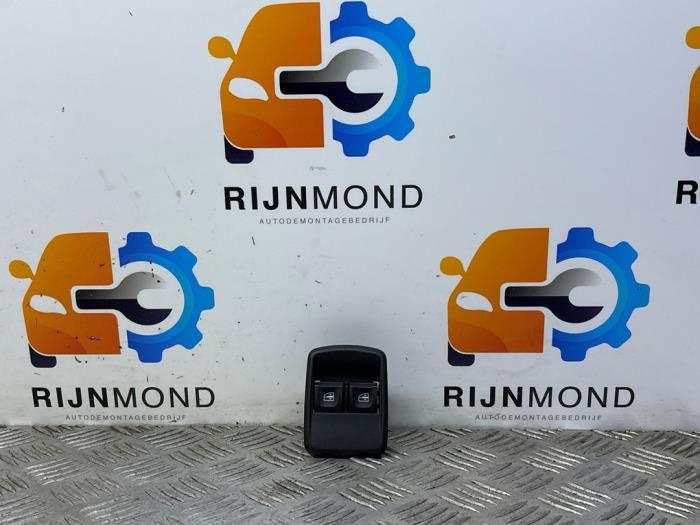 Usados Interruptor de ventanilla eléctrica Dacia Logan MCV II/III/Sandero Wagon 0.9 TCE 12V Precio de solicitud ofrecido por Autodemontage Rijnmond BV