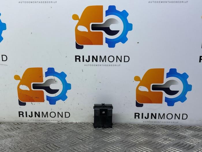 Usados Interruptor de ventanilla eléctrica Opel Adam 1.2 16V Precio € 12,10 IVA incluido ofrecido por Autodemontage Rijnmond BV