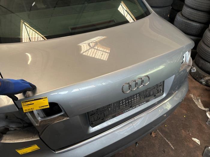 Begagnade Baklucka Audi A4 (B7) 2.0 TDI Pris € 100,00 Marginaltabell erbjuds av Autodemontage Rijnmond BV
