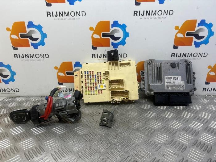Ignition lock + computer Hyundai i40 CW (VFC), 2011 / 2019 1.7 CRDi 16V, Combi/o, Diesel, 1.685cc, 100kW (136pk), FWD, D4FD, 2011-07 / 2019-05, VFC5D11; VFC5D31 (Used)