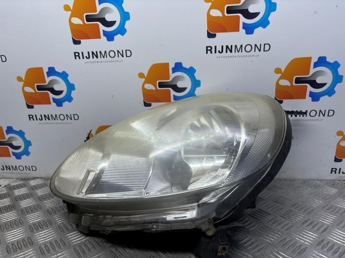 Używane Reflektor lewy Nissan Micra (K13) 1.2 12V Cena € 79,99 Procedura marży oferowane przez Autodemontage Rijnmond BV