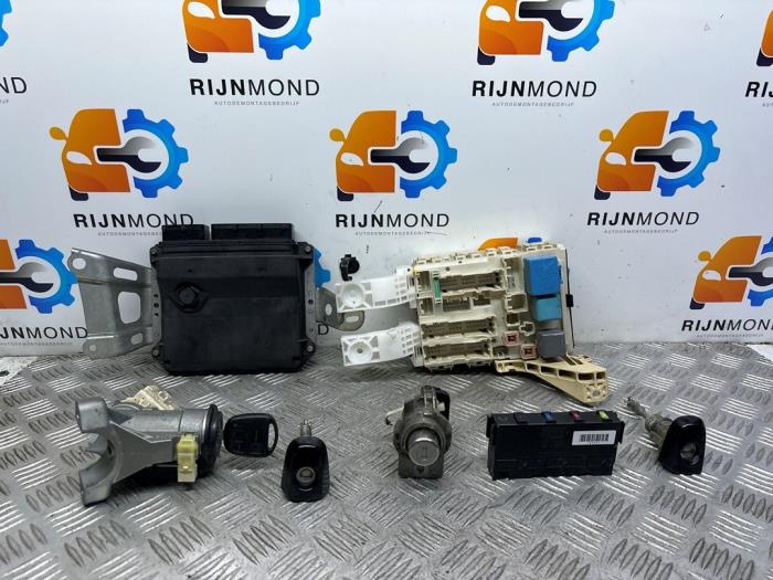Used Ignition lock + computer Toyota Yaris II (P9) 1.3 16V VVT-i Price on request offered by Autodemontage Rijnmond BV