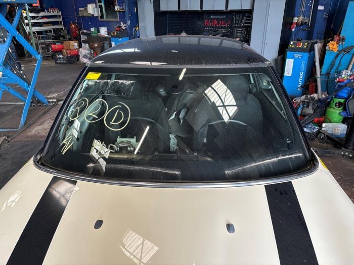Framruta från en MINI Mini (F56) 1.5 12V Cooper 2015
