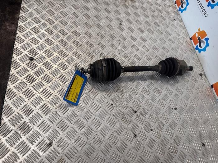 Drivaxel, vänster fram från en MINI Mini (F56) 1.5 12V Cooper 2015
