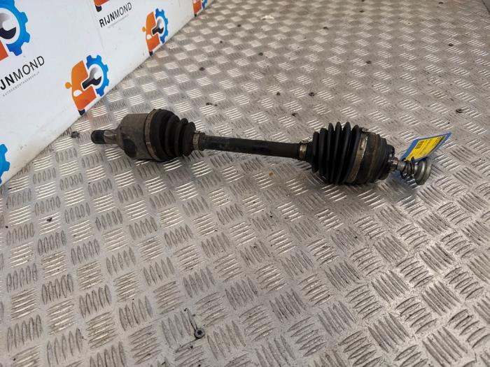 Drivaxel, vänster fram från en MINI Mini (F56) 1.5 12V Cooper 2015