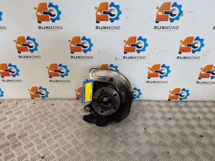 Spindel, vänster fram från en MINI Mini (F56) 1.5 12V Cooper 2015