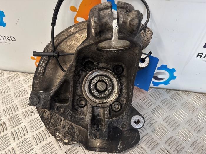 Spindel, vänster fram från en MINI Mini (F56) 1.5 12V Cooper 2015