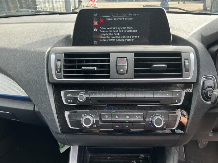 Usagé Affichage navigation BMW 1 serie (F21) 116d 1.5 12V TwinPower Prix € 211,75 Prix TTC proposé par Autodemontage Rijnmond BV