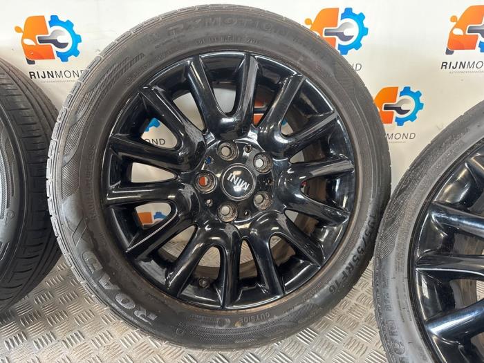 Hjuluppsättning + däck från en MINI Mini (F56) 1.5 12V Cooper 2015