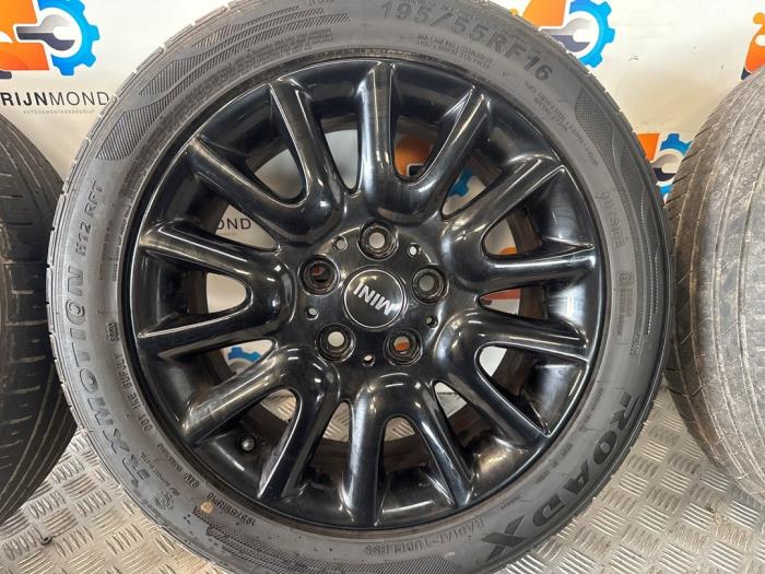 Hjuluppsättning + däck från en MINI Mini (F56) 1.5 12V Cooper 2015