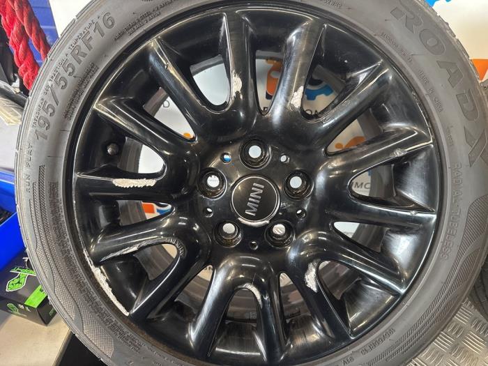 Hjuluppsättning + däck från en MINI Mini (F56) 1.5 12V Cooper 2015