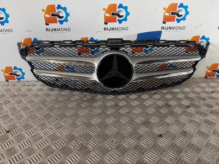 Używane Grill Mercedes C Estate (S205) C-180 1.6 16V BlueEfficiency Cena € 100,00 Procedura marży oferowane przez Autodemontage Rijnmond BV