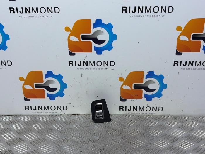 Usados Interruptor de ventanilla eléctrica Mercedes C Estate (S205) C-180 1.6 16V BlueEfficiency Precio € 14,99 Norma de margen ofrecido por Autodemontage Rijnmond BV