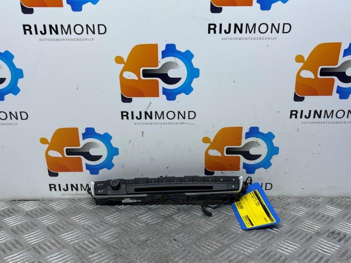 Używane Panel obslugi radia BMW 1 serie (F21) 116d 1.5 12V TwinPower Cena € 30,24 Z VAT oferowane przez Autodemontage Rijnmond BV