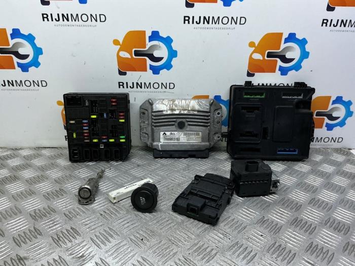 Gebrauchte Zündschloss + Steuergerät Renault Grand Scénic III (JZ) 1.4 16V TCe 130 Preis auf Anfrage angeboten von Autodemontage Rijnmond BV