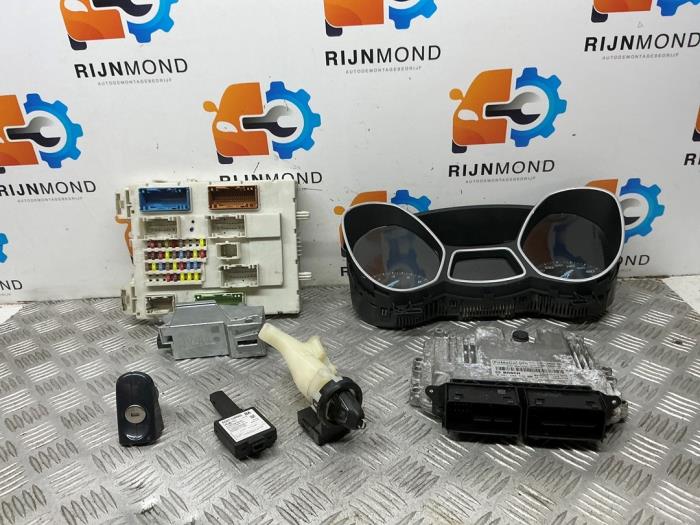 Used Ignition lock + computer Ford Focus 3 1.0 Ti-VCT EcoBoost 12V 100 Price on request offered by Autodemontage Rijnmond BV
